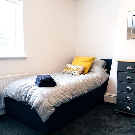 4 Bedroom - Sleep 9 Home In Cheadle Staffordshire - Alton Towers Polar Express Dimmingsdale Peak District Trentham Gardens Water World Ngoại thất bức ảnh