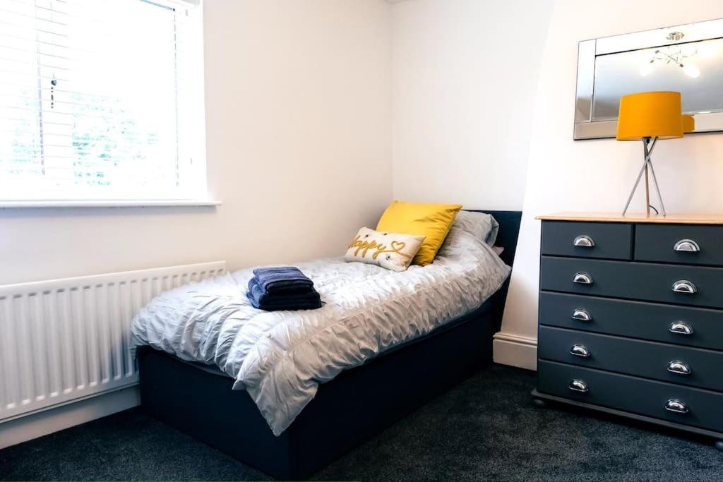 4 Bedroom - Sleep 9 Home In Cheadle Staffordshire - Alton Towers Polar Express Dimmingsdale Peak District Trentham Gardens Water World Ngoại thất bức ảnh