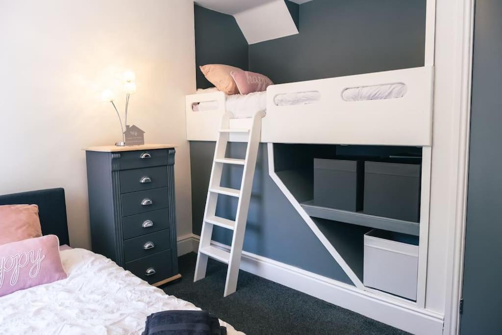 4 Bedroom - Sleep 9 Home In Cheadle Staffordshire - Alton Towers Polar Express Dimmingsdale Peak District Trentham Gardens Water World Ngoại thất bức ảnh