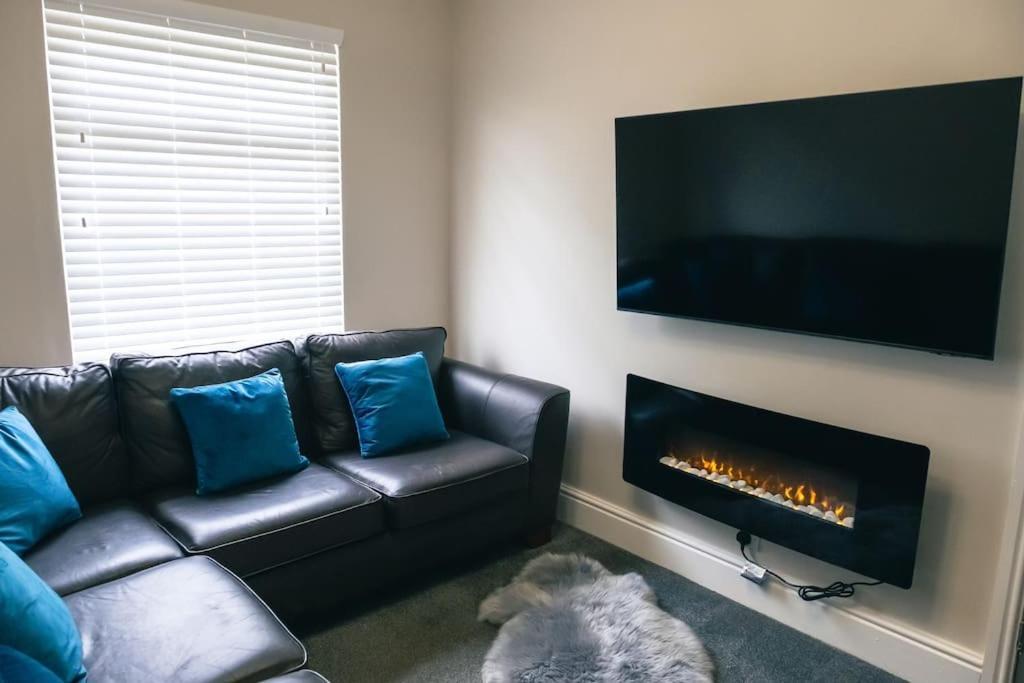 4 Bedroom - Sleep 9 Home In Cheadle Staffordshire - Alton Towers Polar Express Dimmingsdale Peak District Trentham Gardens Water World Ngoại thất bức ảnh