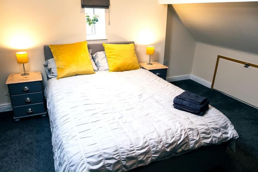 4 Bedroom - Sleep 9 Home In Cheadle Staffordshire - Alton Towers Polar Express Dimmingsdale Peak District Trentham Gardens Water World Ngoại thất bức ảnh