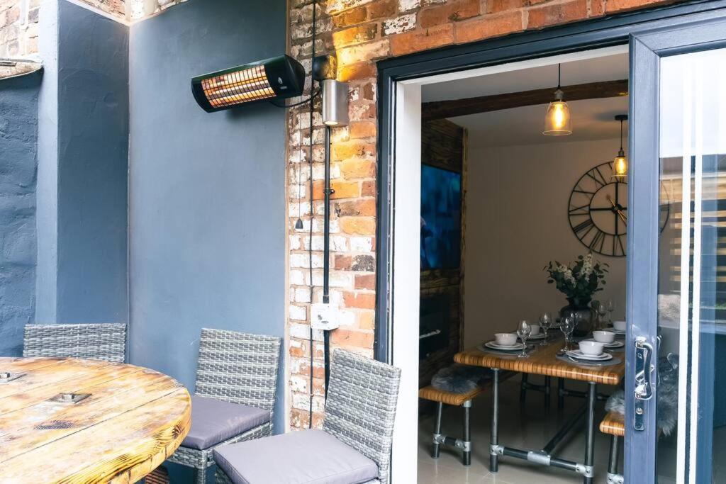 4 Bedroom - Sleep 9 Home In Cheadle Staffordshire - Alton Towers Polar Express Dimmingsdale Peak District Trentham Gardens Water World Ngoại thất bức ảnh