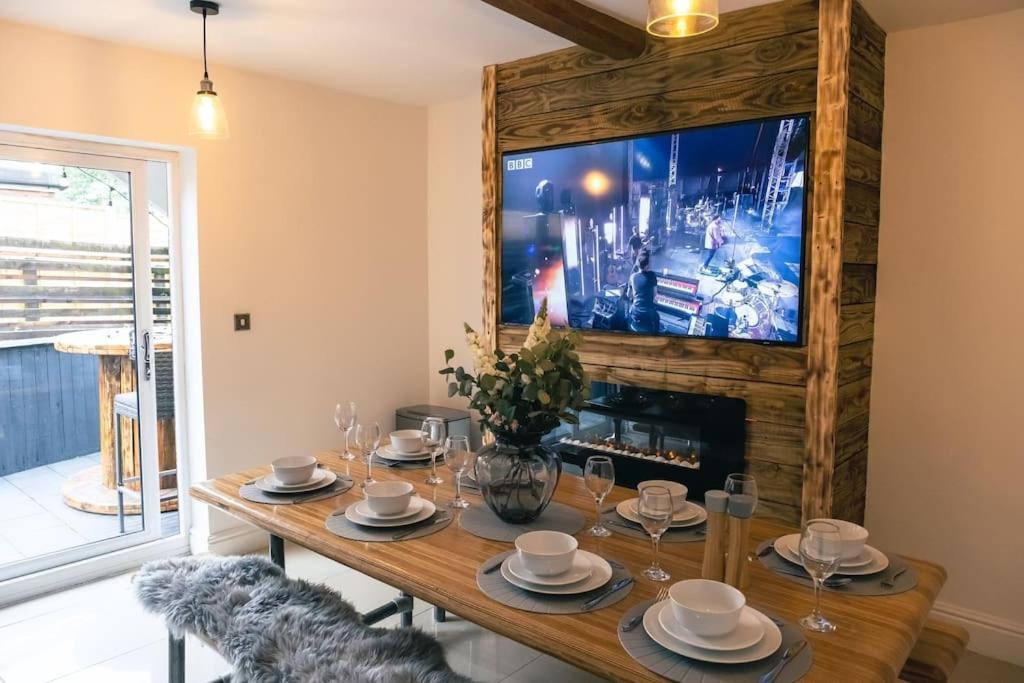 4 Bedroom - Sleep 9 Home In Cheadle Staffordshire - Alton Towers Polar Express Dimmingsdale Peak District Trentham Gardens Water World Ngoại thất bức ảnh