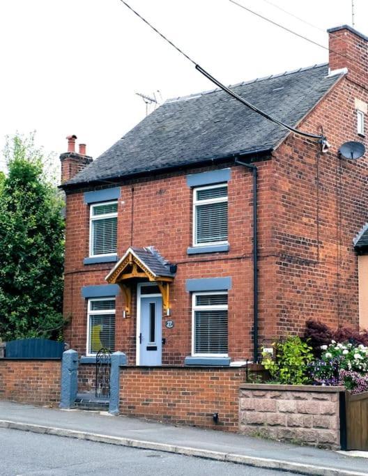 4 Bedroom - Sleep 9 Home In Cheadle Staffordshire - Alton Towers Polar Express Dimmingsdale Peak District Trentham Gardens Water World Ngoại thất bức ảnh