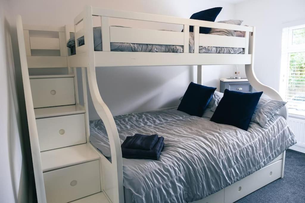 4 Bedroom - Sleep 9 Home In Cheadle Staffordshire - Alton Towers Polar Express Dimmingsdale Peak District Trentham Gardens Water World Ngoại thất bức ảnh