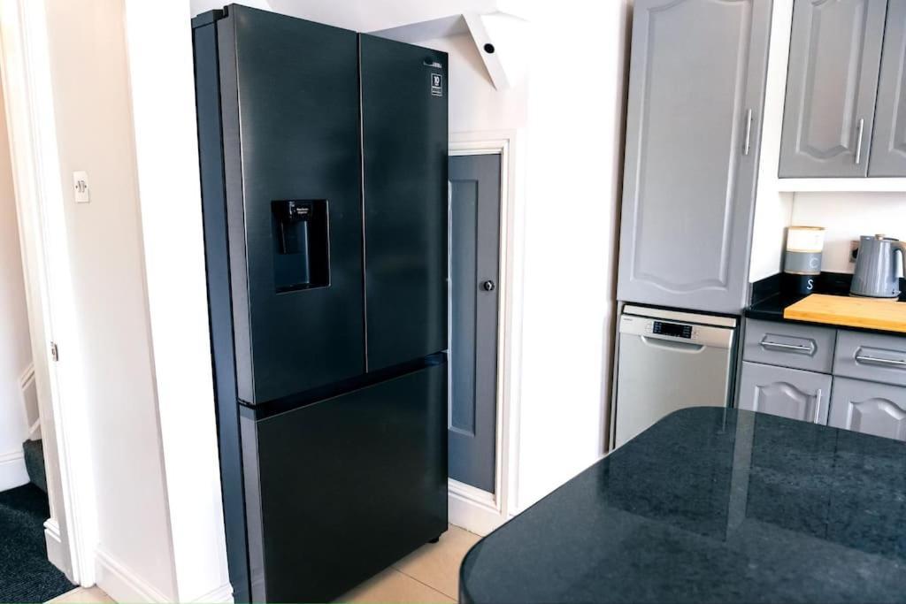 4 Bedroom - Sleep 9 Home In Cheadle Staffordshire - Alton Towers Polar Express Dimmingsdale Peak District Trentham Gardens Water World Ngoại thất bức ảnh