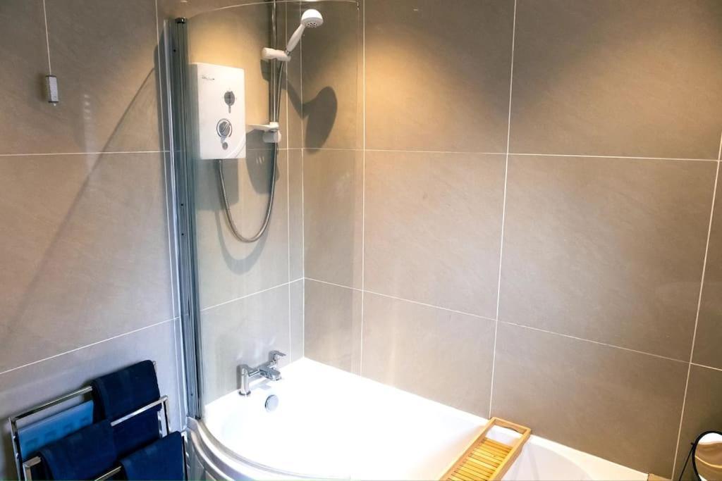 4 Bedroom - Sleep 9 Home In Cheadle Staffordshire - Alton Towers Polar Express Dimmingsdale Peak District Trentham Gardens Water World Ngoại thất bức ảnh