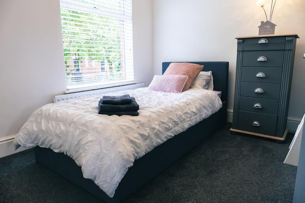 4 Bedroom - Sleep 9 Home In Cheadle Staffordshire - Alton Towers Polar Express Dimmingsdale Peak District Trentham Gardens Water World Ngoại thất bức ảnh