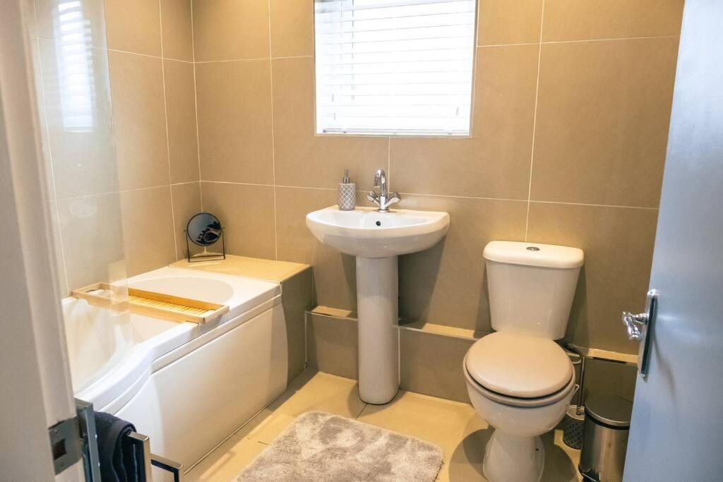 4 Bedroom - Sleep 9 Home In Cheadle Staffordshire - Alton Towers Polar Express Dimmingsdale Peak District Trentham Gardens Water World Ngoại thất bức ảnh