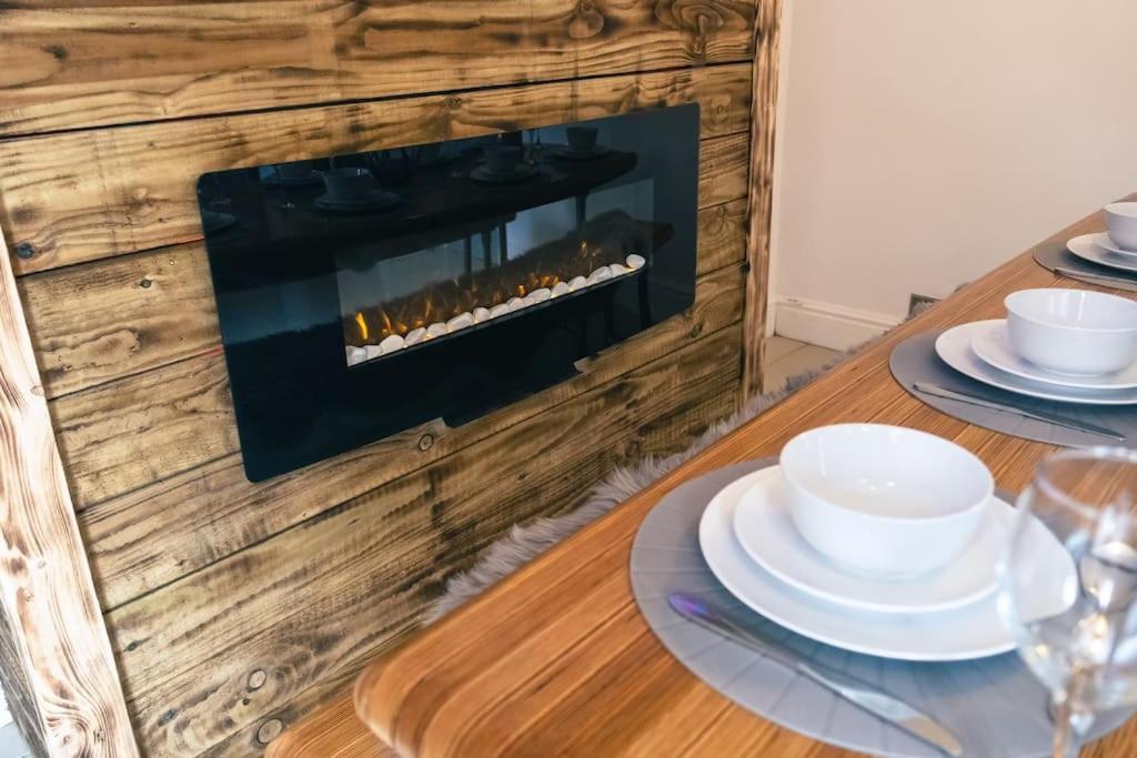 4 Bedroom - Sleep 9 Home In Cheadle Staffordshire - Alton Towers Polar Express Dimmingsdale Peak District Trentham Gardens Water World Ngoại thất bức ảnh