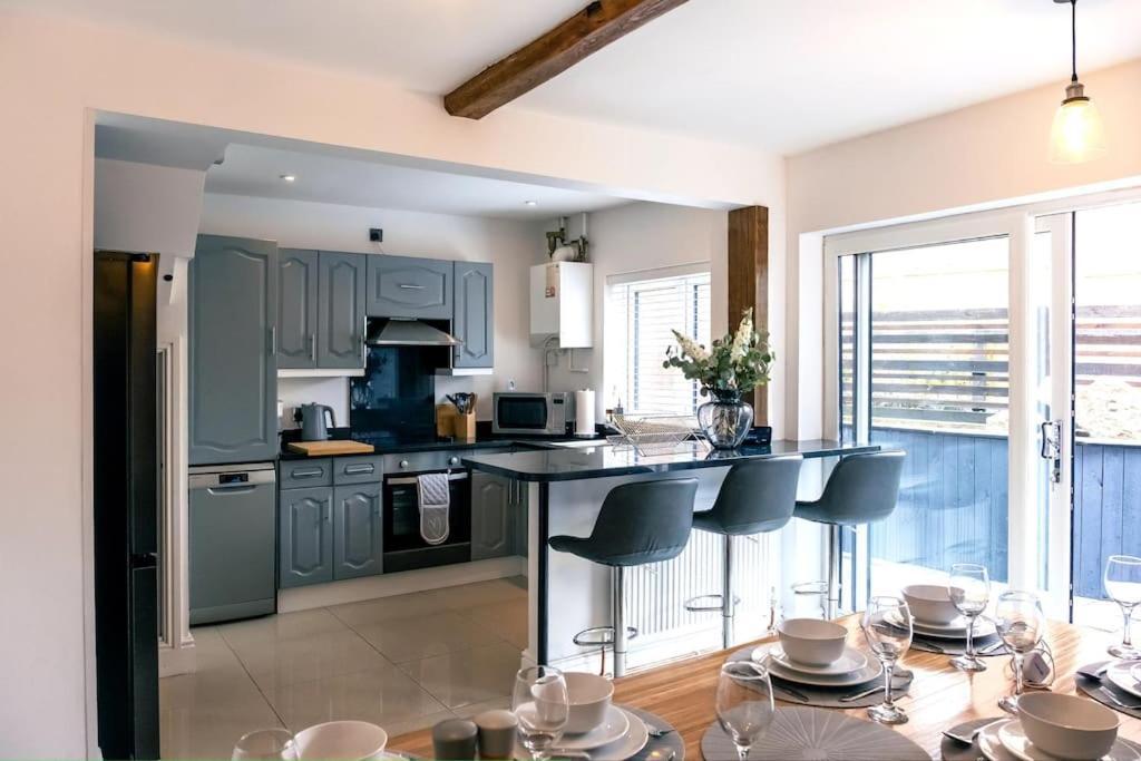 4 Bedroom - Sleep 9 Home In Cheadle Staffordshire - Alton Towers Polar Express Dimmingsdale Peak District Trentham Gardens Water World Ngoại thất bức ảnh