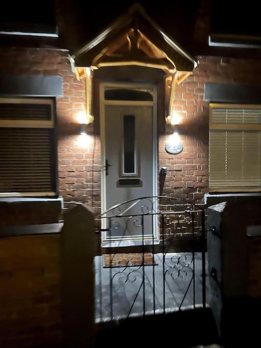 4 Bedroom - Sleep 9 Home In Cheadle Staffordshire - Alton Towers Polar Express Dimmingsdale Peak District Trentham Gardens Water World Ngoại thất bức ảnh