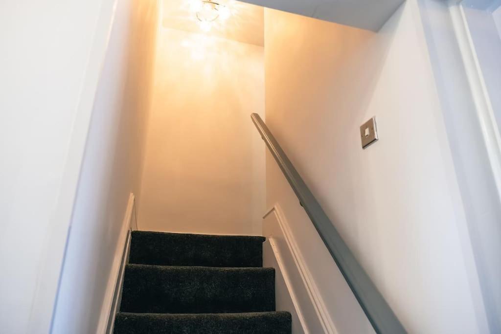4 Bedroom - Sleep 9 Home In Cheadle Staffordshire - Alton Towers Polar Express Dimmingsdale Peak District Trentham Gardens Water World Ngoại thất bức ảnh