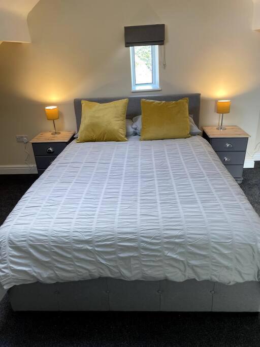 4 Bedroom - Sleep 9 Home In Cheadle Staffordshire - Alton Towers Polar Express Dimmingsdale Peak District Trentham Gardens Water World Ngoại thất bức ảnh