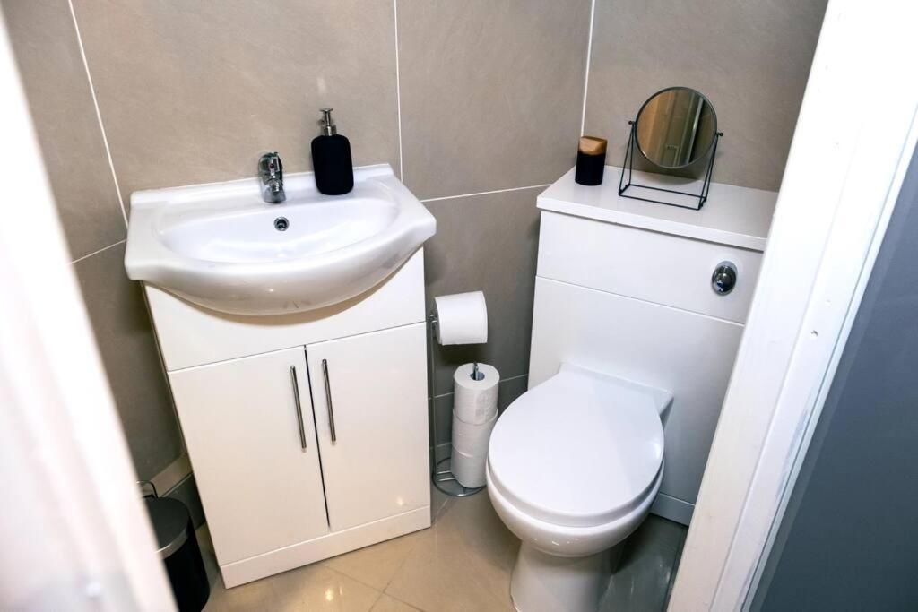 4 Bedroom - Sleep 9 Home In Cheadle Staffordshire - Alton Towers Polar Express Dimmingsdale Peak District Trentham Gardens Water World Ngoại thất bức ảnh