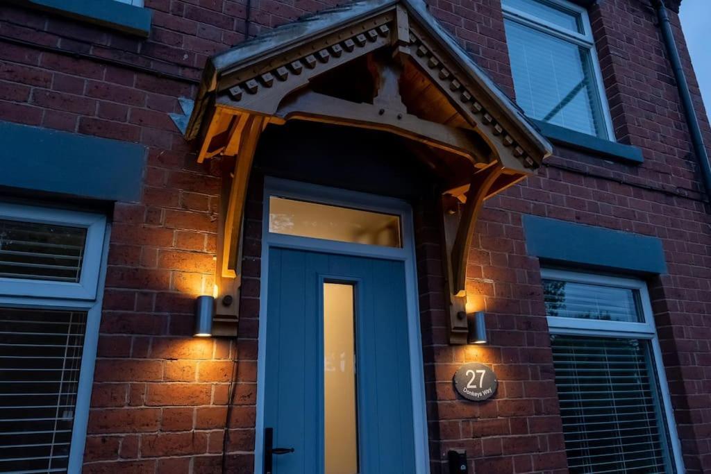 4 Bedroom - Sleep 9 Home In Cheadle Staffordshire - Alton Towers Polar Express Dimmingsdale Peak District Trentham Gardens Water World Ngoại thất bức ảnh
