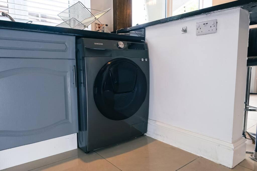 4 Bedroom - Sleep 9 Home In Cheadle Staffordshire - Alton Towers Polar Express Dimmingsdale Peak District Trentham Gardens Water World Ngoại thất bức ảnh