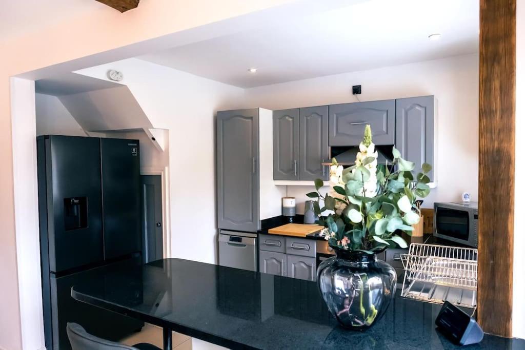 4 Bedroom - Sleep 9 Home In Cheadle Staffordshire - Alton Towers Polar Express Dimmingsdale Peak District Trentham Gardens Water World Ngoại thất bức ảnh